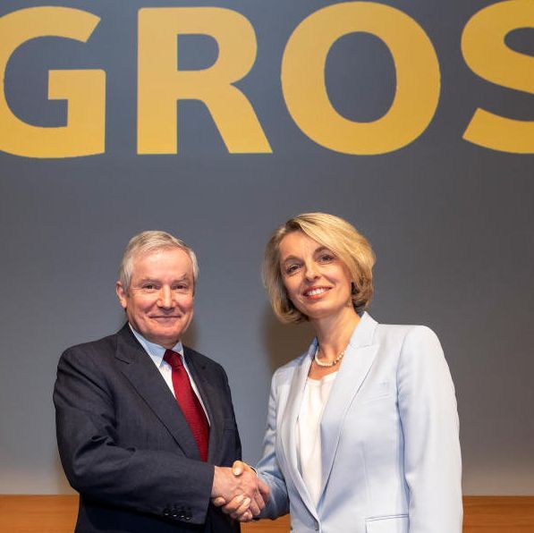Ursula Nold und Andrea Broggini schütteln sich die Hand