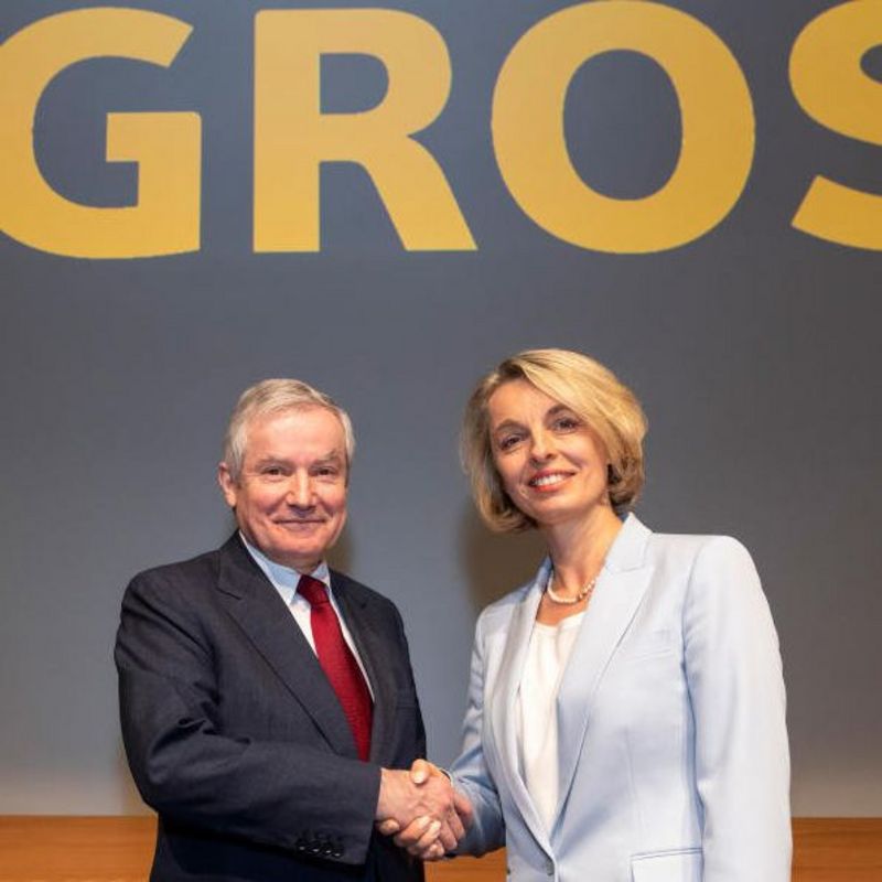 [Translate to Französisch:] Ursula Nold und Andrea Broggini schütteln sich die Hand