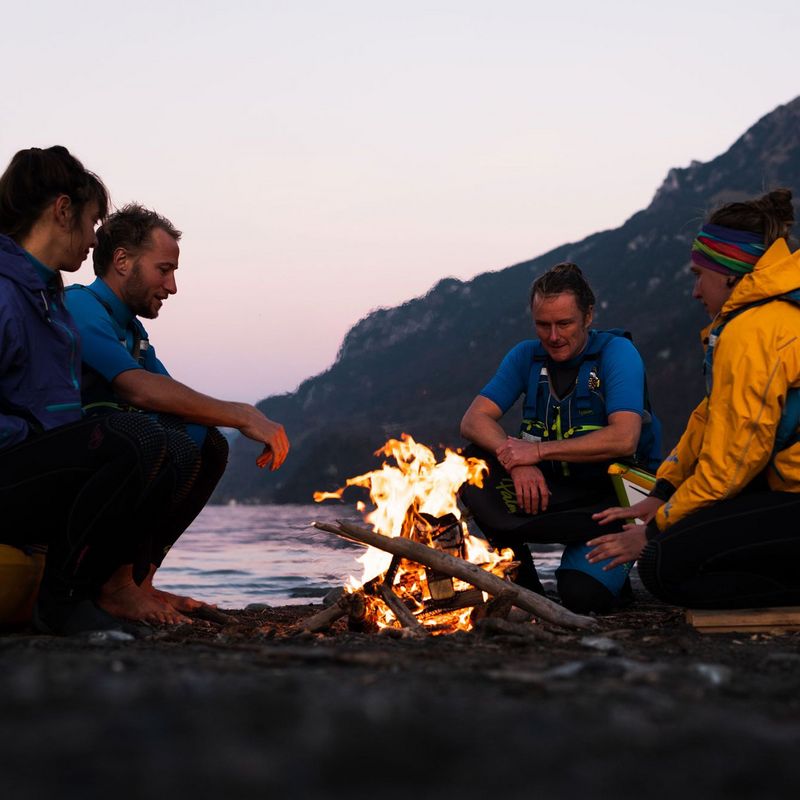 Das Unternehmen Hightide beim Lagerfeuer