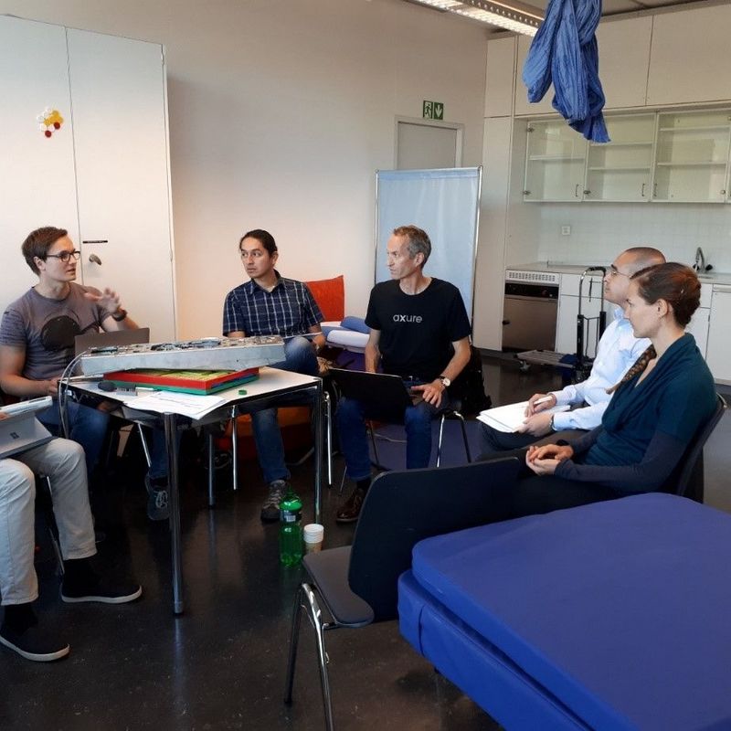 Vibwife zusammen am Tisch mit der BFH Gesundheit und der BFH Medizininformatik